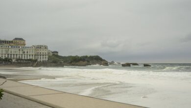 Un tramo de acantilado se derrumba cerca de una playa, se buscan dos buzos Un tramo de acantilado se derrumba cerca de una playa, se buscan dos buzos